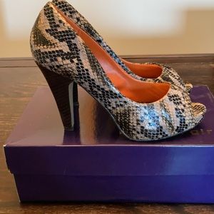 Open toe pumps- snake skin
